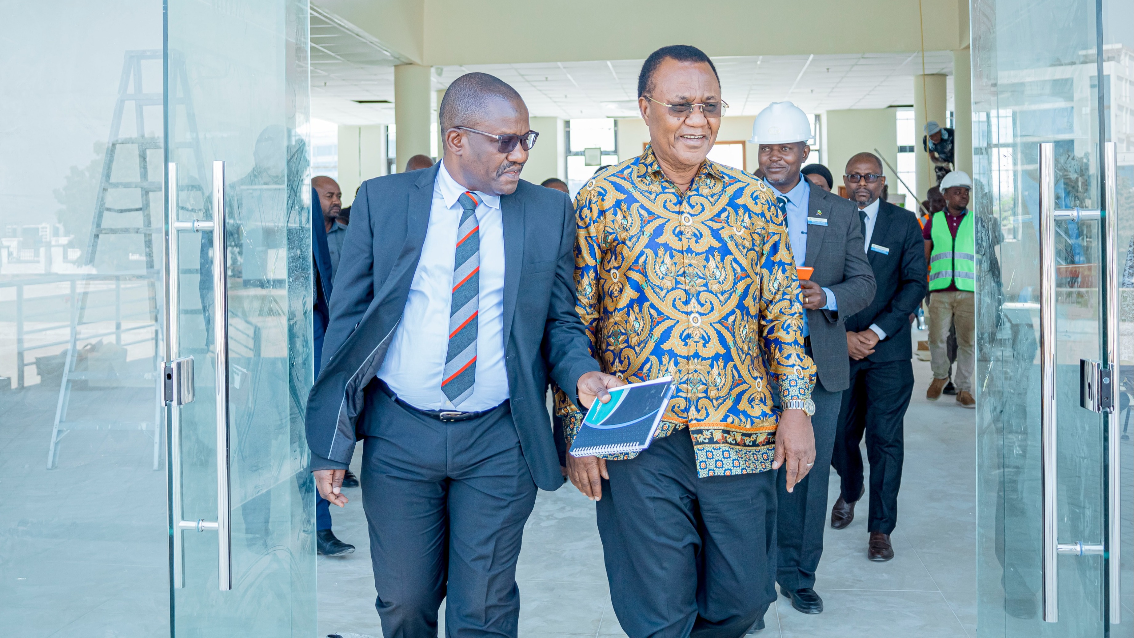 WAZIRI LUKUVI AMTAKA MKANDARASI KUKAMILISHA UJENZI WA JENGO LA OFISI YA WIZARA YA KATIBA NA SHERIA