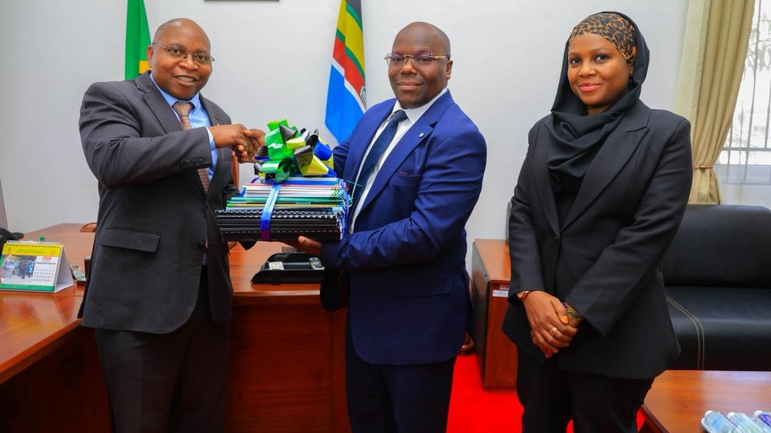 DKT. NDUMBARO AKABIDHI OFISI RASMI KWA DKT. HOMERA