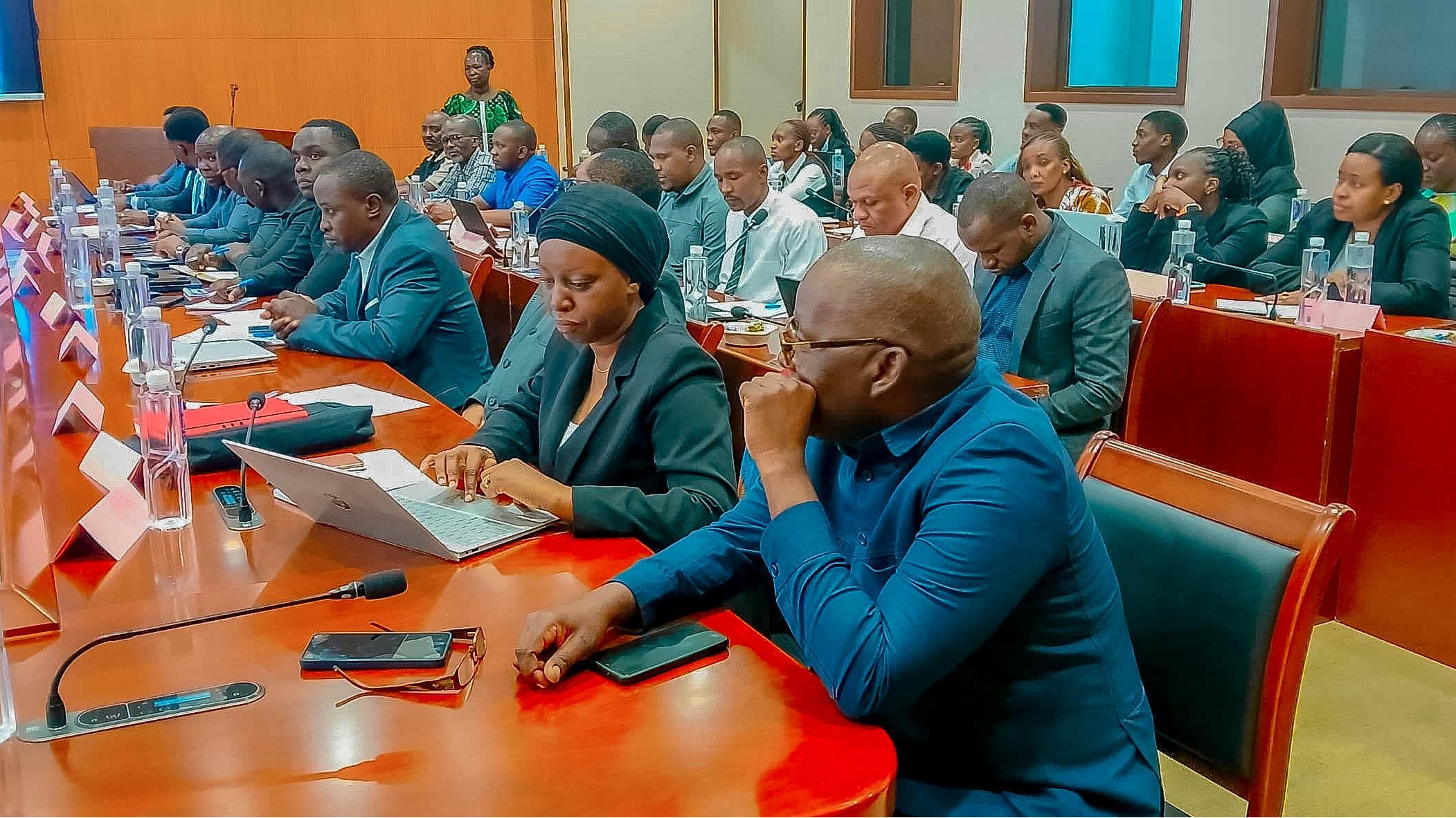 WATUMISHI MUISHI KWA UPENDO KWAKUWA MNATUMIA MUDA MREFU PAMOJA KAZINI