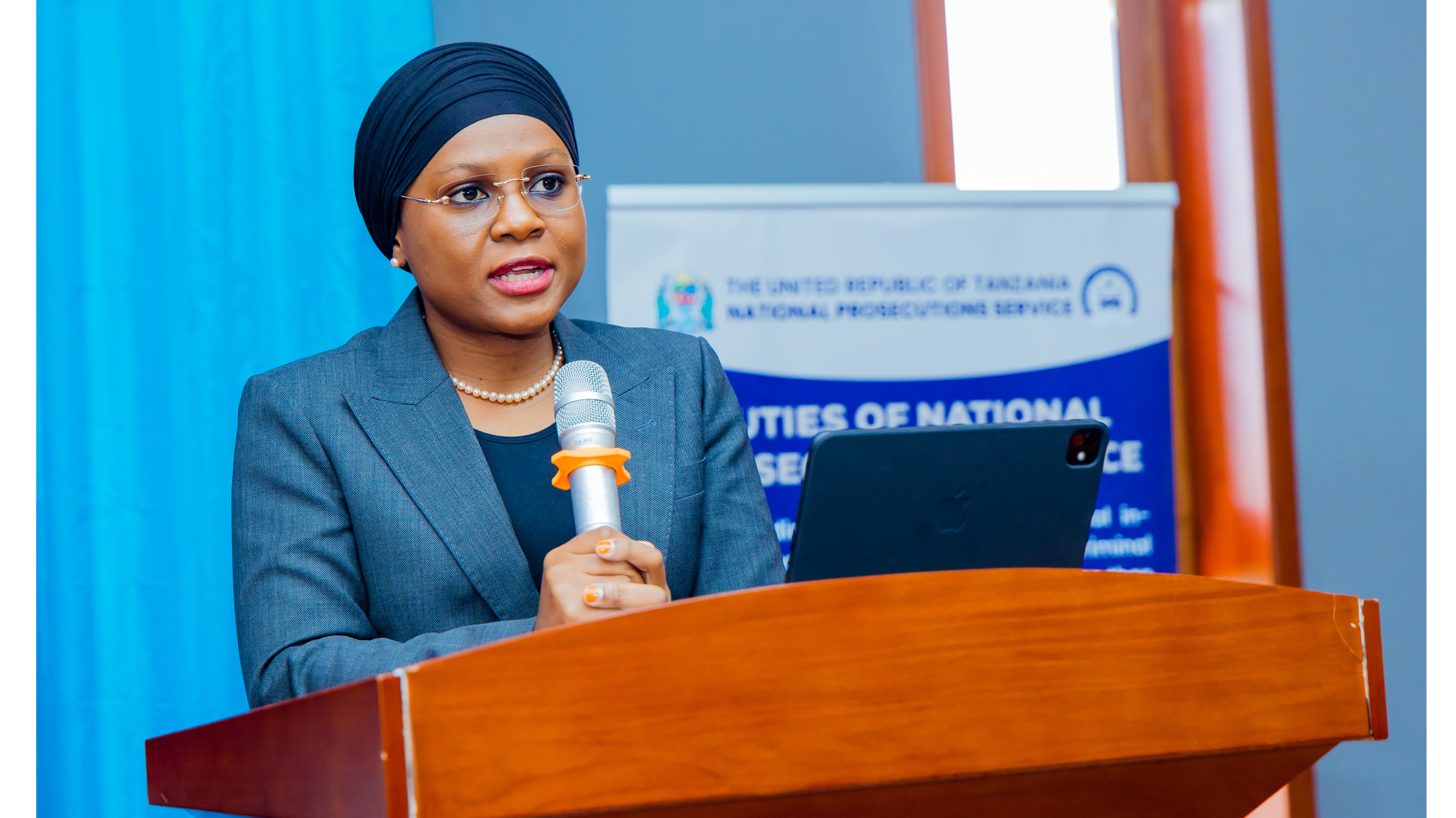 ITUMIKIENI SERIKALI KWA UADILIFU NA WELEDI